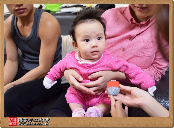 剃胎毛、滿月剃頭、嬰兒剃頭、嬰兒理髮、嬰兒剃髮、嬰兒剃胎毛、嬰兒滿月剃頭、寶寶剃頭、剃胎毛儀式、剃胎毛吉祥話、滿月剃頭儀式、滿月剃頭吉祥話、寶寶剃胎毛、寶寶滿月剃頭理髮、 台中大肚區剃胎毛、台中大肚區滿月剃頭、 台中大肚區嬰兒剃頭剃胎毛、台中大肚區嬰兒理髮、台中大肚區嬰兒剃髮、施寶寶(台中大肚區到府嬰兒寶寶滿月剃頭理髮、免費到府嬰兒剃胎毛儀式吉祥話)。到府剃頭剃胎毛主持、專業拍照、DVD光碟、證書。★購買「臍帶章、肚臍章、胎毛筆刷印章」贈送：剃頭、收涎、抓周，三選一。2015.12.24 照片3